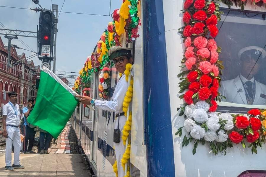 The train is flagged off. The train is scheduled to leave Ranaghat at 8.29am to reach Sealdah at 10.10 am during the morning peak. In the evening, it will leave Sealdah at 6.50pm to reach Ranaghat at 8.32pm