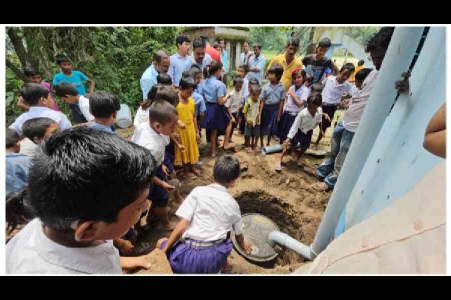 Jaipur Primary School help set up percolation pits on the school premises