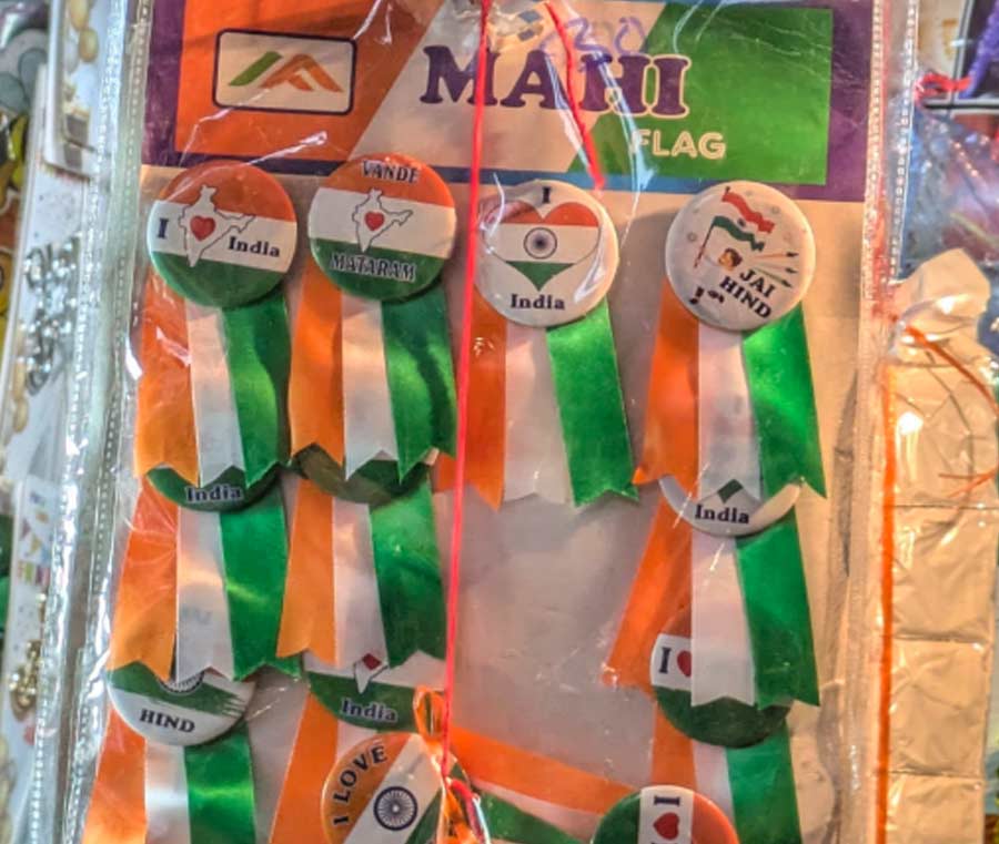 Add a touch of pride to your attire with ‘Jai Hind’ and ‘I love India’ badges