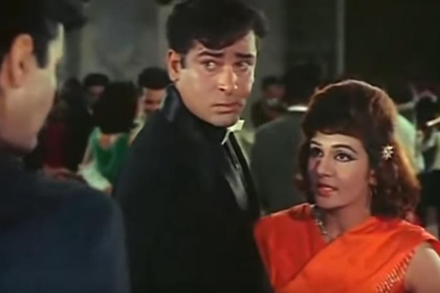 A still from 'Teesri Manzil'