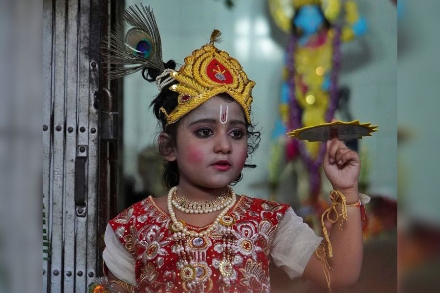 A young participant poses for the MK lensman, Sudarshan Chakra at the ready