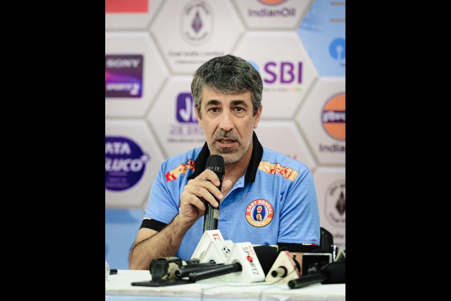 East Bengal coach Oscar Bruzon at the news conference.