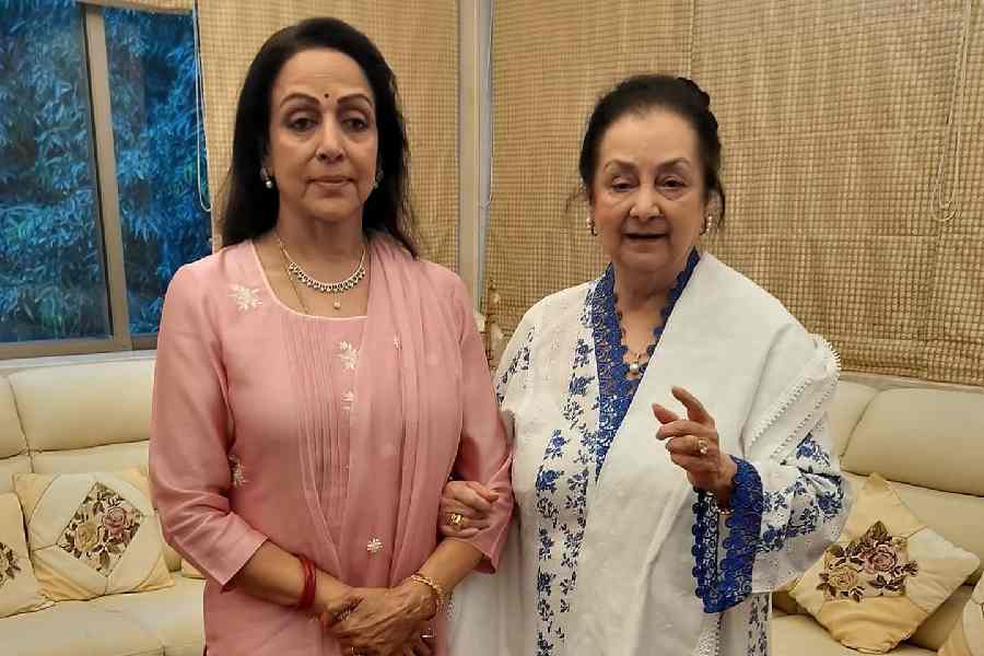 Saira Banu (right) with Hema Malini (left)