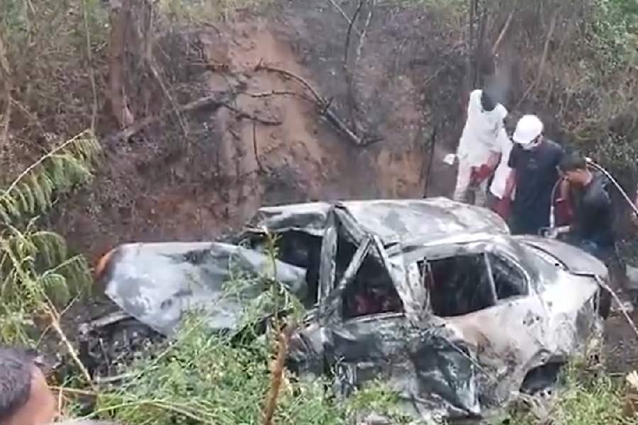 गुजरात के सुरेंद्रनगर में भीषण सड़क हादसा, दो कारों की टक्कर में 8 लोगों की जलकर दर्दनाक मौत