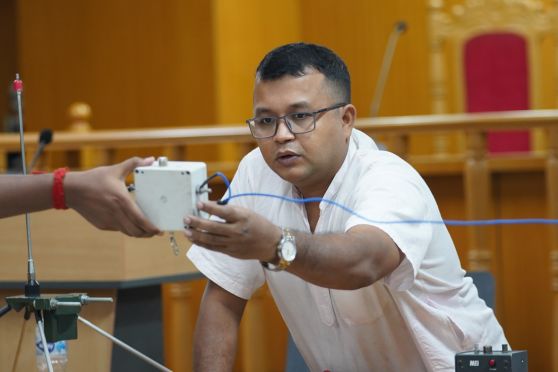 Participants also practiced voice transmission with licensed ham operator VU3IZV, not through cellular networks but via radio waves. They learned antenna building and functionality with Mr Tanumoy Chakraborty, VU2XFD, an experienced amateur radio operator, strengthening their skills with direct hands-on mentoring from experts.