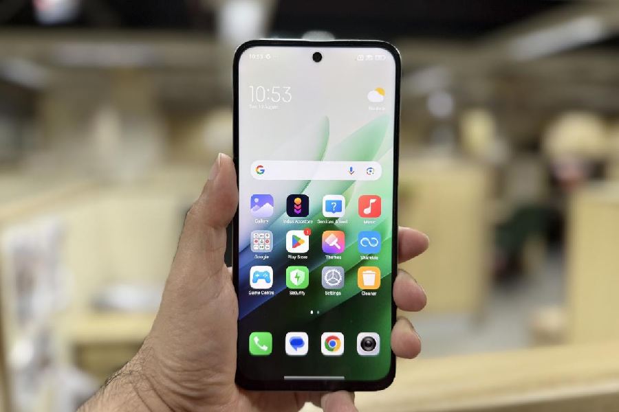 It's a 6.9-inch FHD+ Dot display with a resolution of 2340 × 1080