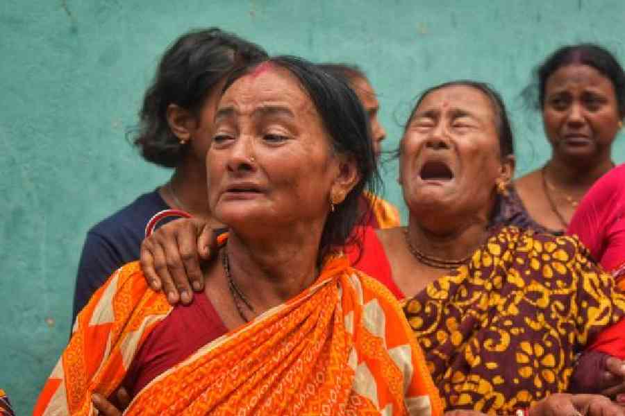 Bereaved family members of Ishita Mullik at their home in Krishnanagar on Tuesday. Picture by Dibakar Das