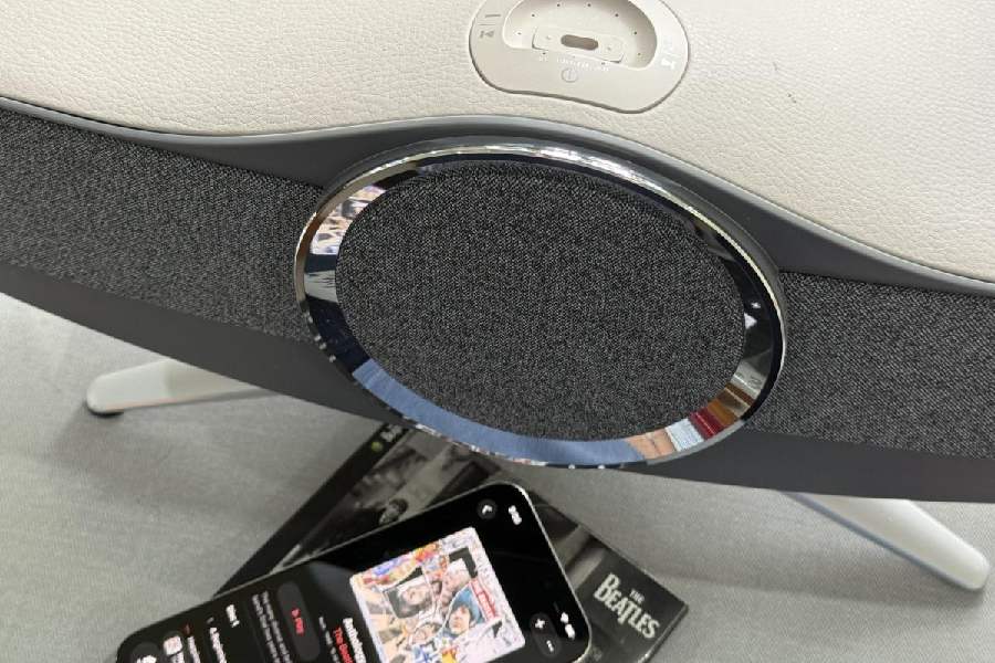 Enjoy deep bass and ambient lighting with its five amplification channels and three independent sound cavities