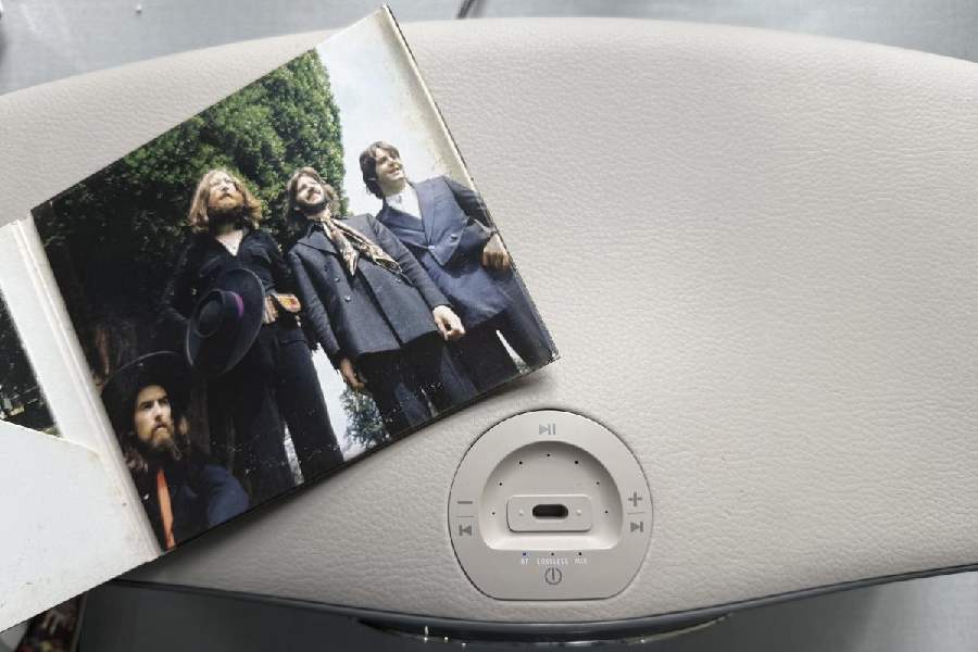 Equipped with Bluetooth 5.3 for a range of up to 30m, this speaker allows Type-C and Lightning dongles