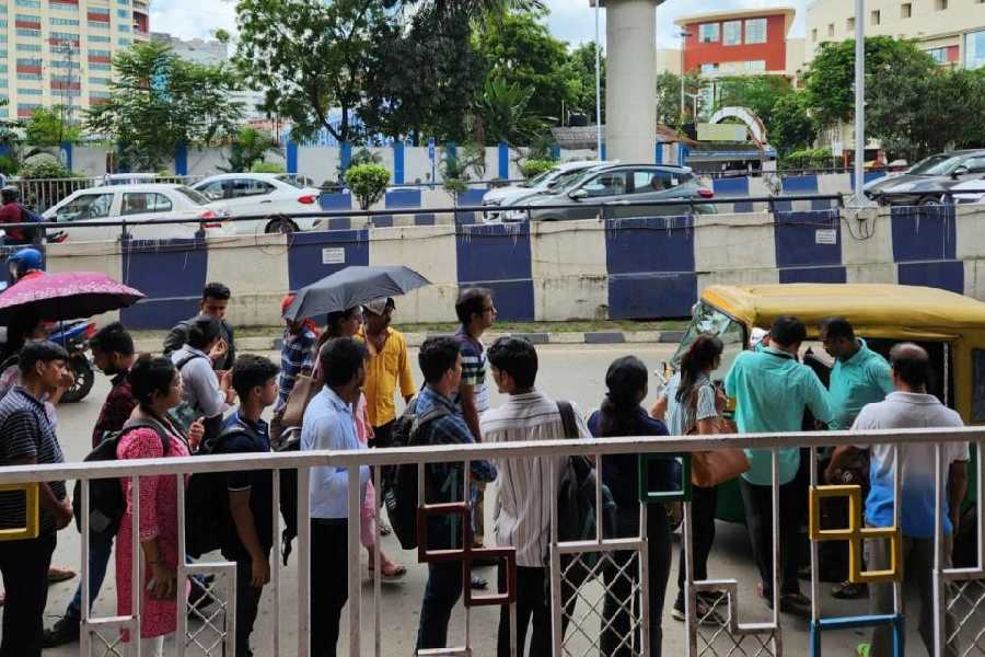 Long queues wait for autos to head to Sector V.