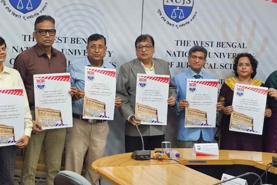 (L-R) Probation officer Manoj Roy, head of cyber crime wing, West Bengal Police,  Sanjay Singh, vice-chancellor Nirmal Kanti Chakrabarti, Justice Tirthankar Ghosh, Justice Sugata Majumdar and course co-ordinator Arpita Mitra at the launch of the course.