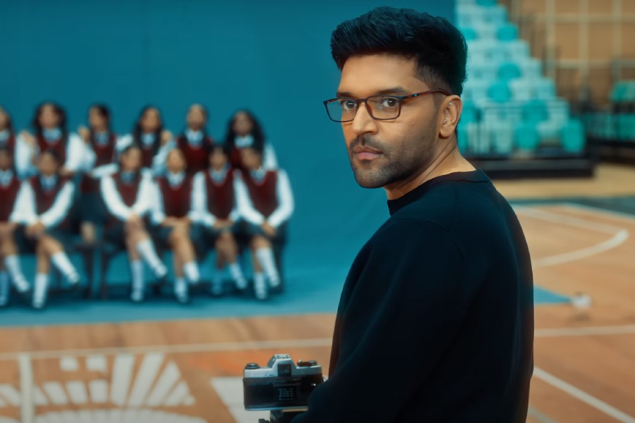 Guru Randhawa in ‘Azul’ music video