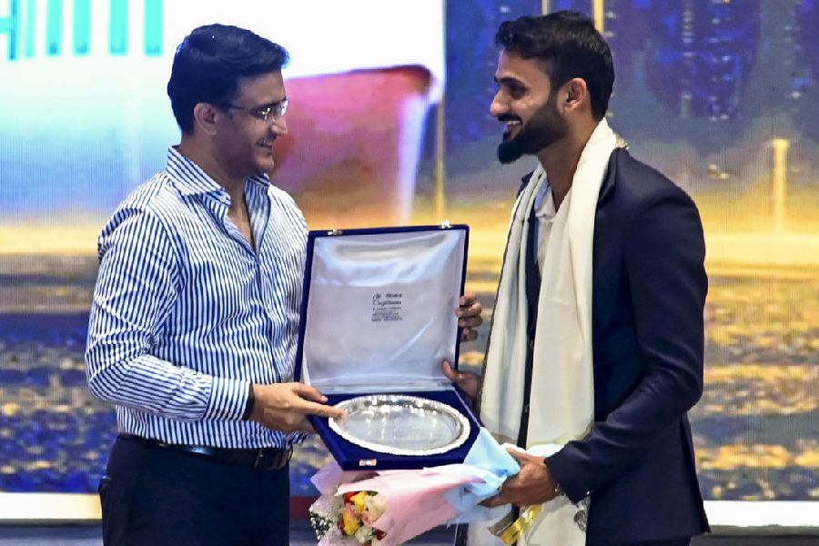Former cricketer Sourav Ganguly confers 'Special Award' upon cricketer Akash Deep during the Annual Awards Ceremony 2024-25 of the Cricket Association of Bengal (CAB), in Kolkata, Saturday, Aug. 30, 2025.