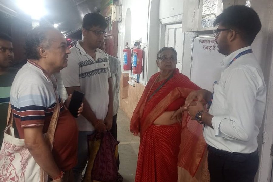 Help Desks have been set up at Vasai Road, Dahanu Road, Palghar, Boisar and Surat stations where Railway staff are guiding and updating passengers about their long distance train services.