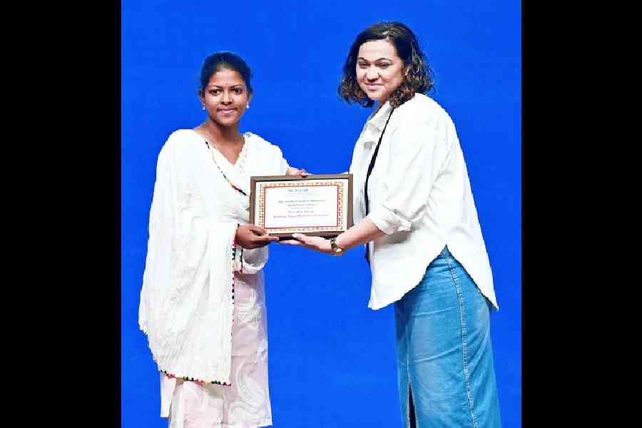 Baisakhi Barui receives the Sonika Chauhan Award for Courage from the late model’s friend Lyzandra Martin Redden at The Telegraph School Awards for Excellence 2025 on Saturday