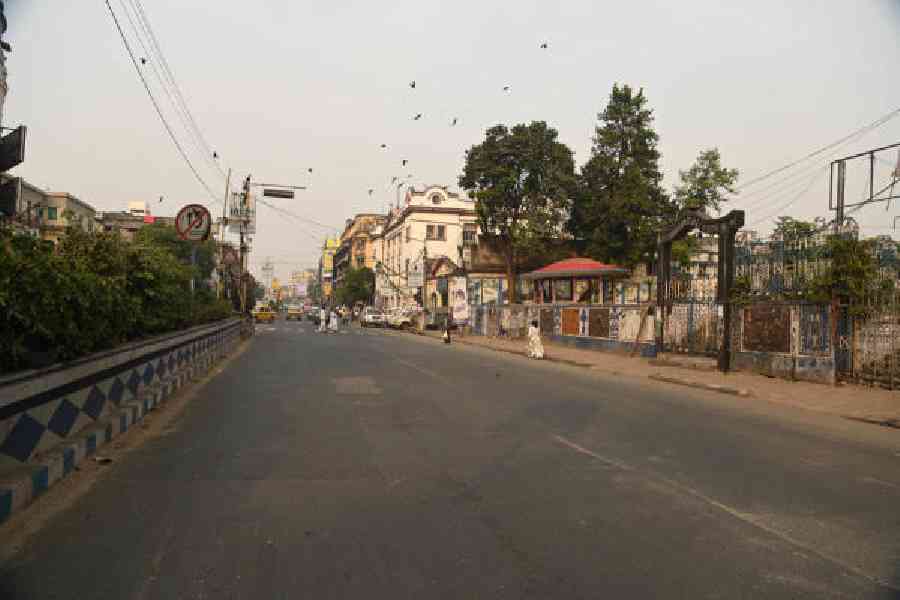 Stretches of Central Avenue in front of Mohammad Ali Park and (right) James Long Sarani in Behala that would undergo repairs. Pictures by Bishwarup Dutta
