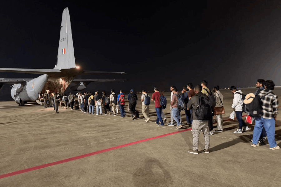 Last batch of Indian passengers stranded in Bandaranaike International Airport in Colombo arrive home.