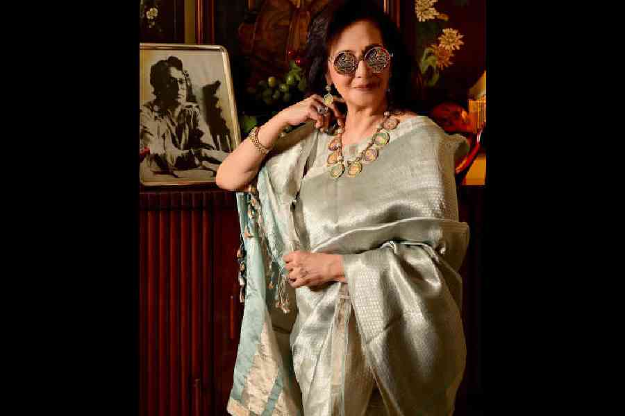 Draped gorgeously in a misty teal silk zari weave sari that shimmered with a golden sheen, Sen paired a stunning gold-plated silver hand-painted necklace. To accentuate the soft pastel hues of the sari, we opted for a green-tinted eyewear featuring adjustable, intricately-designed metallic covers. Her hair flowed in soft waves, while nude lips rounded off the classy pastel look.