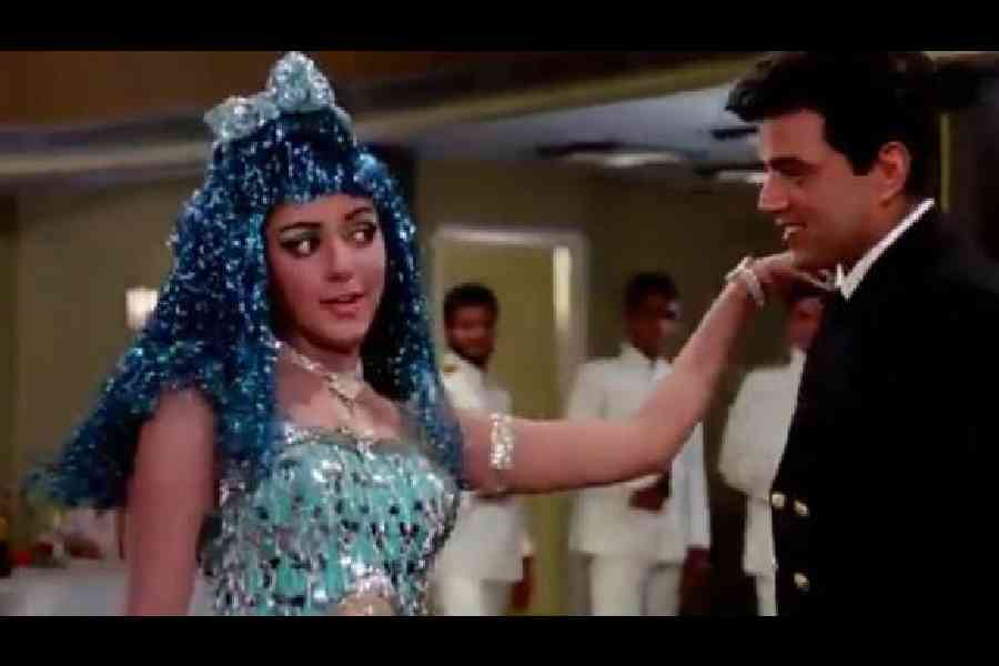 A moment from the Aap ko pehle bhi kahin dekha hai sequence in the film Tum Haseen Main Jawan