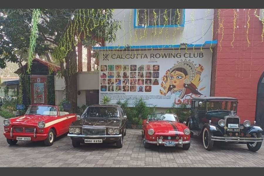 Vintage cars line up at Calcutta Rowing Club