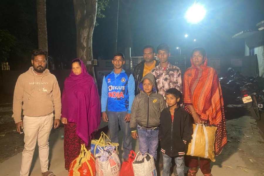 Sunali Khatun (second from left) and others after they were released from the Bangladesh jail. The person standing first from the left is Mofijul Sheikh, who has gone from Birbhum to take care of them.