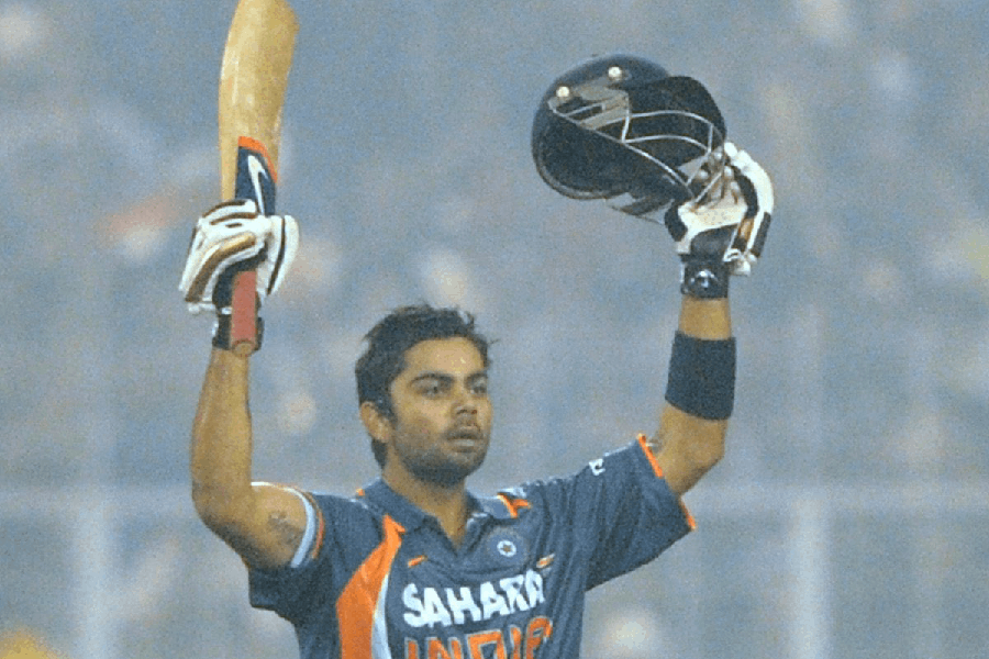 Virat Kohli brings up his maiden hundred against Sri Lanka at Eden Garden 2009