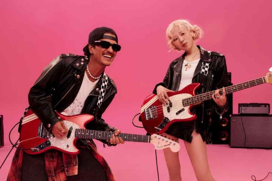 Bruno Mars collaborated with Rosé on the song APT., which is on top of many Apple Music lists this year
