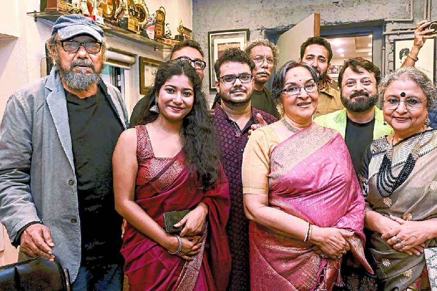 Anjan Dutt, Apala Chowdhury, Saptaswa Basu, Arijit Dutta, Mamata Shankar, Shiboprosad Mukherjee and Nandita Roy
