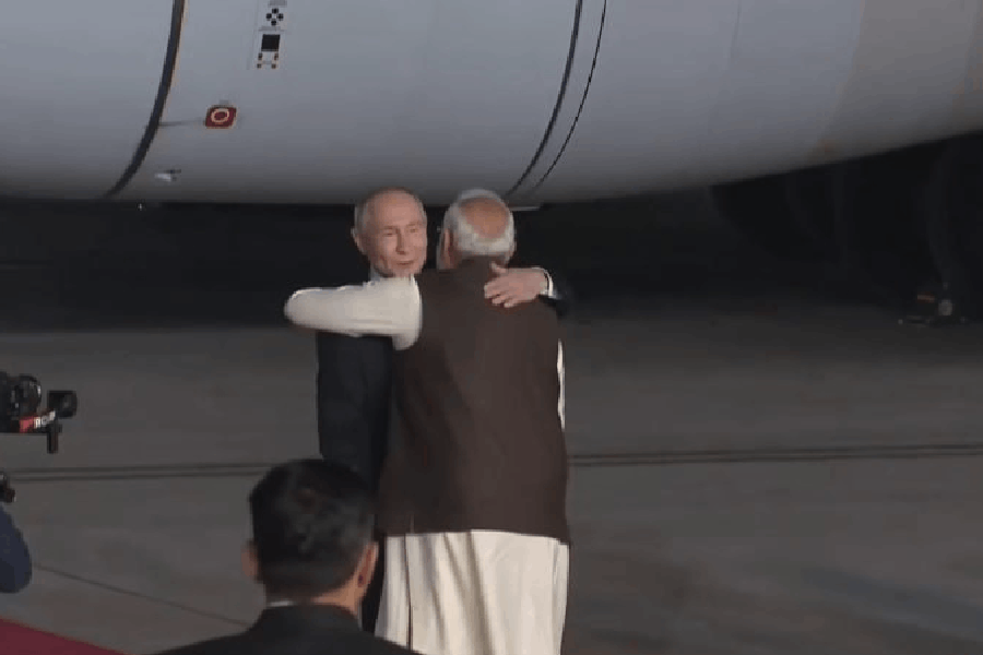 PM Modi hugs Russian president Vladimir Putin