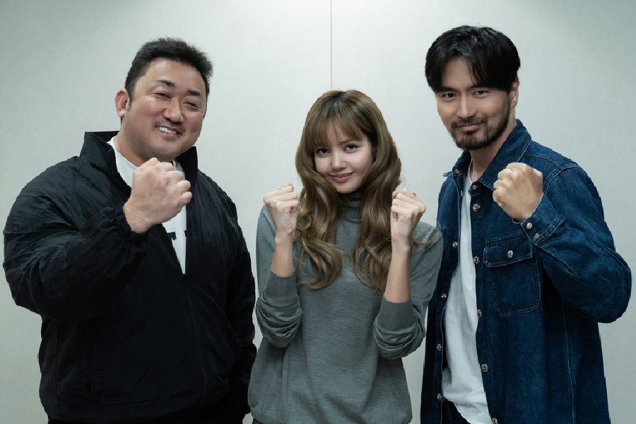 (left to right) Don Lee, Lisa and Lee Jin-uk