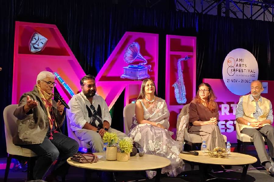 (left to right) Sudhanva Deshpande, Anurag Kashyap, Swastika Mukherjee, Alankrita Srivastava, Anjum Rajabali