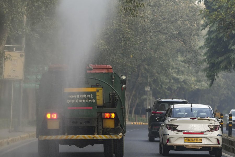An anti-smog gun being used to spray water droplets to curb air pollution, in New Delhi, Sunday, Dec. 7, 2025.