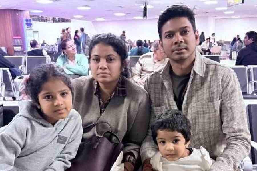 Kabish Agarwal with wife Esha and daughters Krisha and Anaya at the Delhi airport before boarding a flight to Calcutta on Sunday evening