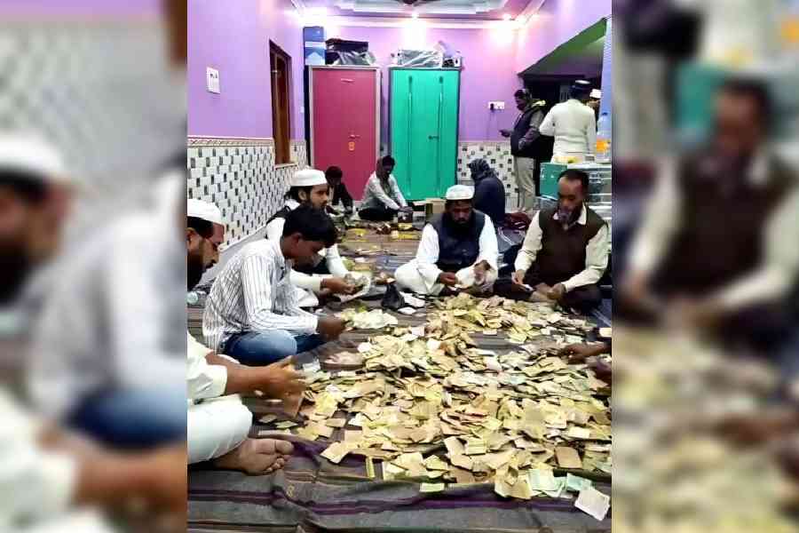 People count money donated for the proposed Babri Masjid at Humayun Kabir’s residence in Murshidabad on Monday. Picture by Abdul Halim