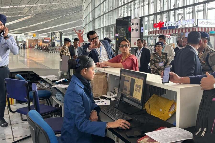 Tanvi Sundriyal, IAS, director at MoCA (centre), inspecting IndiGo’s helpdesk at Kolkata airport
