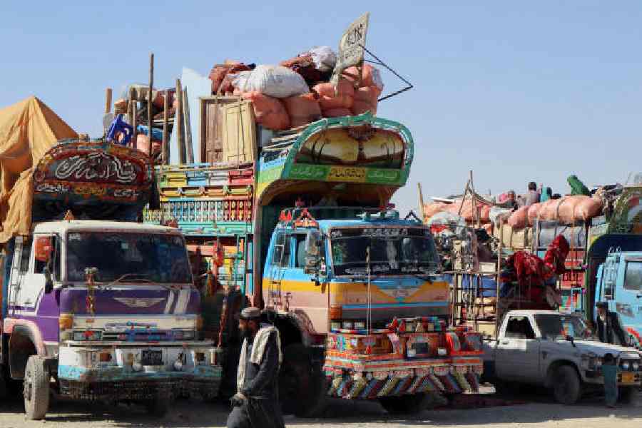 Parked vehicles with belongings of Afghan citizens at the border crossing in Chaman, Balochistan Province, on October 12.