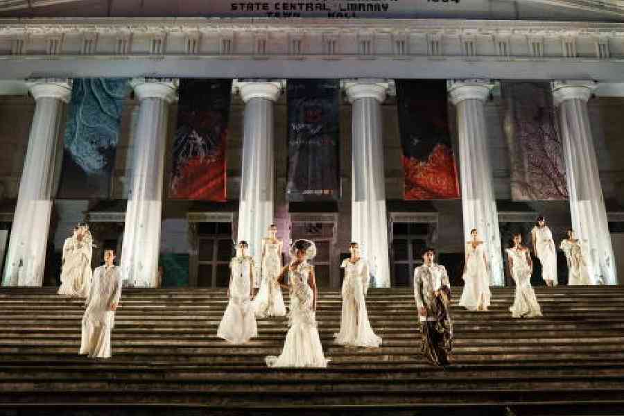 The Vaishali S 25th anniversary show played out on the steps of the iconic The Asiatic Society, Mumbai 