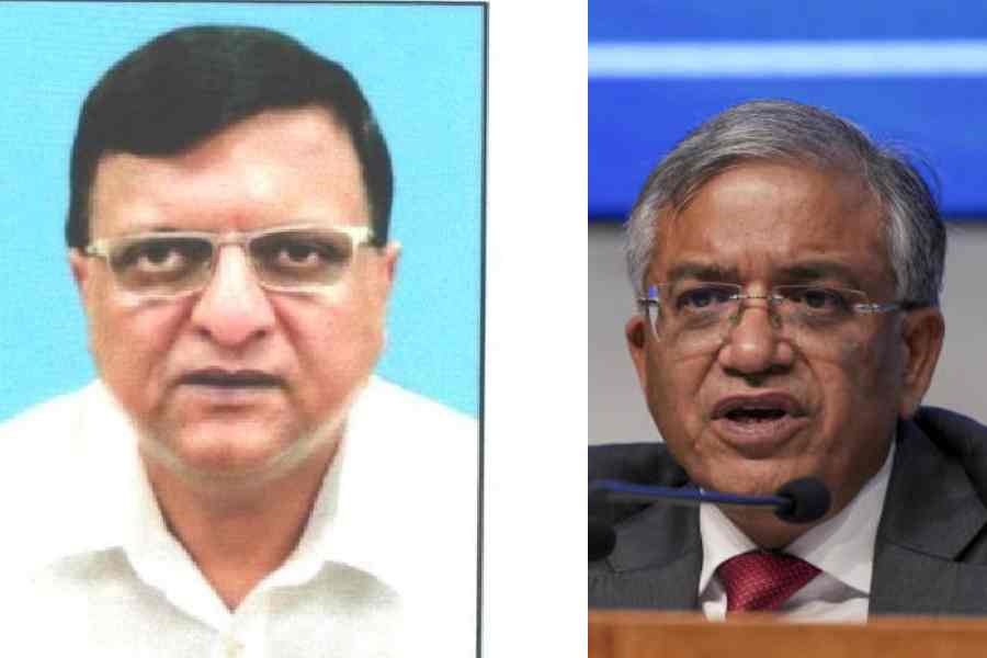 Manoj Agarwal and (right) Gyanesh Kumar.