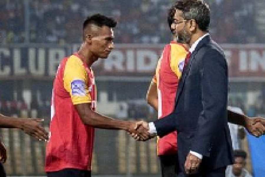AIFF president Kalyan Chaubey (right) shakes hands with East Bengal's Bipin Singh before last Sunday's Super Cup final at the Jawaharlal Nehru Stadium in Fatorda.