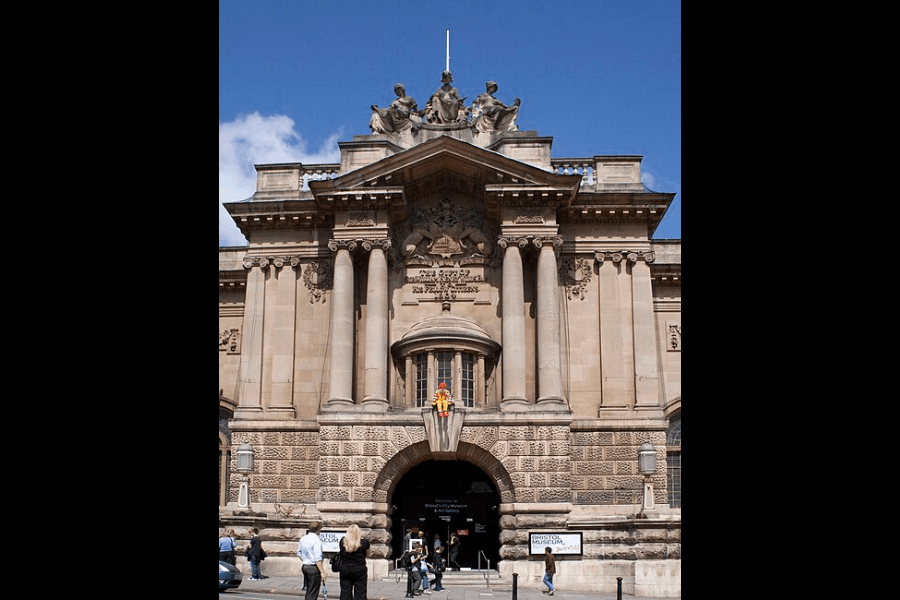 Bristol art gallery and museum.