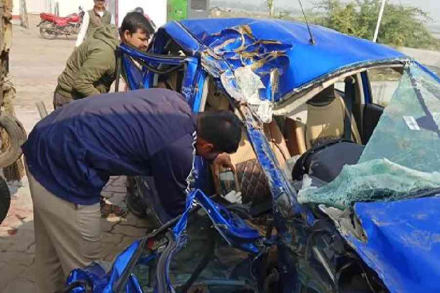 The forensic team examines the car of Bholanath Ghosh on Thursday. Picture by Pashupati Das