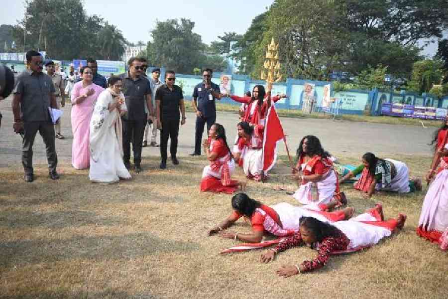 Matuas offer prayers as Mamata Banerjee greets them at  Krishnanagar on Thursday. Picture by Pranab Debnath