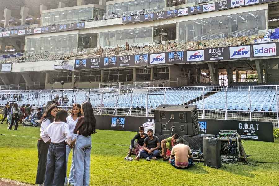 The Salt Lake Stadium will be the epicentre of all the madness as one of football’s biggest titans touches down in the City of Joy. Yes, we are just a few hours away from the Messi frenzy taking over Kolkata and the Vivekananda Yuva Bharati Krirangan (Salt Lake stadium) is getting decked up for the G.O.A.T