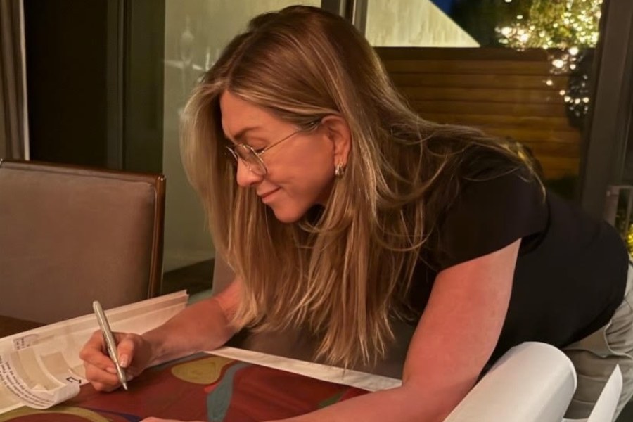 Stars of the iconic American sitcom F.R.I.E.N.D.S have teamed up with non-profit organisation Soundwaves Art for a special collection of artwork inspired by the show’s theme song.