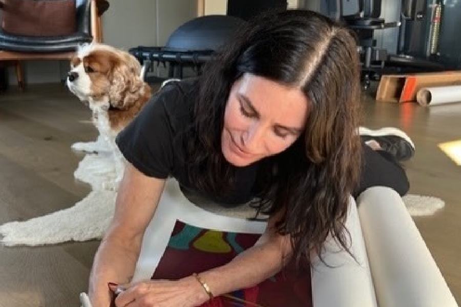 Stars of the iconic American sitcom F.R.I.E.N.D.S have teamed up with non-profit organisation Soundwaves Art for a special collection of artwork inspired by the show’s theme song. 