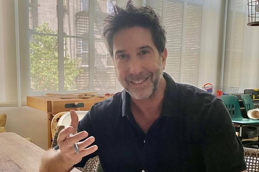 Stars of the iconic American sitcom F.R.I.E.N.D.S have teamed up with non-profit organisation Soundwaves Art for a special collection of artwork inspired by the show’s theme song. 