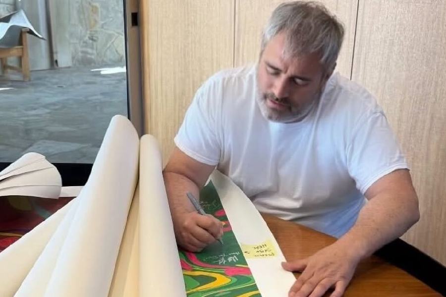 Stars of the iconic American sitcom F.R.I.E.N.D.S have teamed up with non-profit organisation Soundwaves Art for a special collection of artwork inspired by the show’s theme song. 