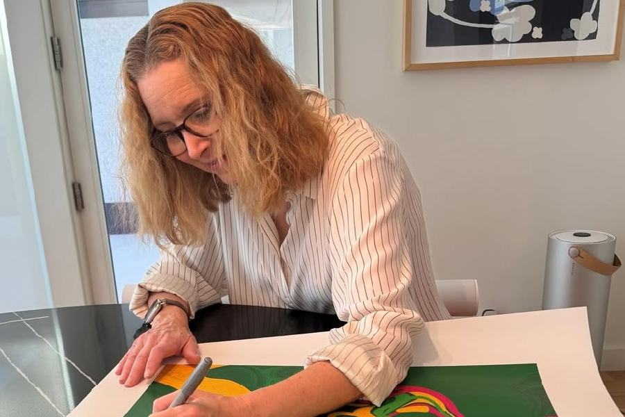 Stars of the iconic American sitcom F.R.I.E.N.D.S have teamed up with non-profit organisation Soundwaves Art for a special collection of artwork inspired by the show’s theme song. 