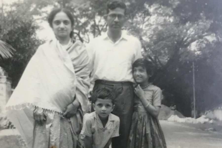 Ramachandra Guha with his family