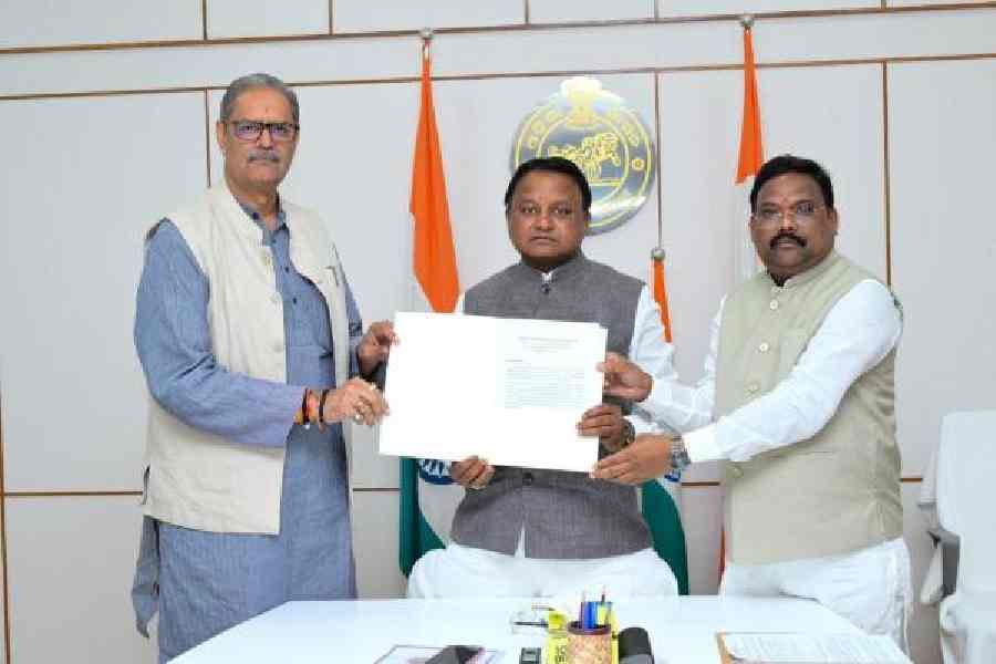 KV Singh Deo and Gokulananda Mallik submit the Malkangiri report to Mohan Charan Majhi on Friday